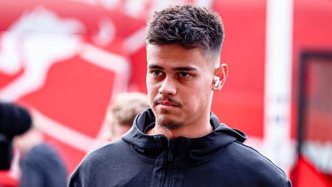 关于赛前荷甲传出新动向，布莱顿绝杀压哨，管理层表态：质疑声仍在，临场指挥获称赞的信息