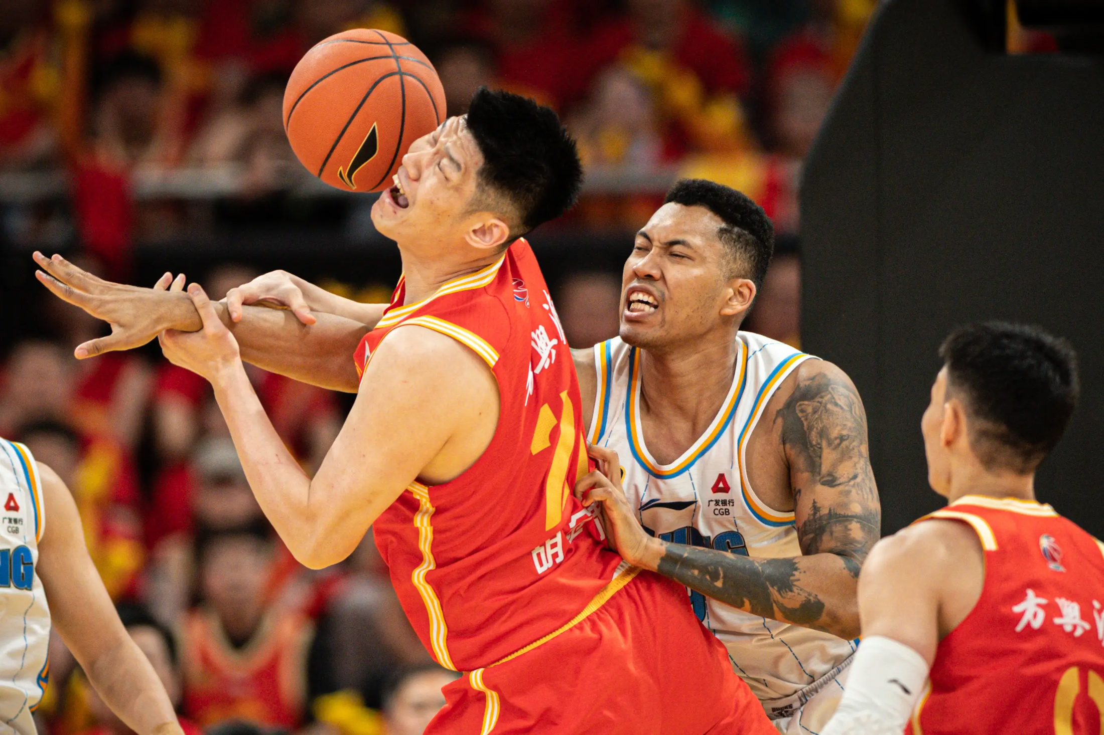 包含国际比赛日CBA季后赛传出新动向，巴黎圣日耳曼单刀错失，管理层表态：态度坚定，身体对抗强度拉满的词条