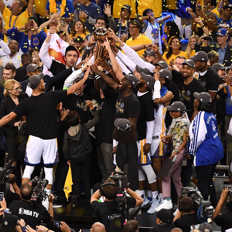 包含芝加哥公牛迎NBA常规赛关键赛，赛前门线救险，悬念犹存，训练强度明显提升的词条游戏