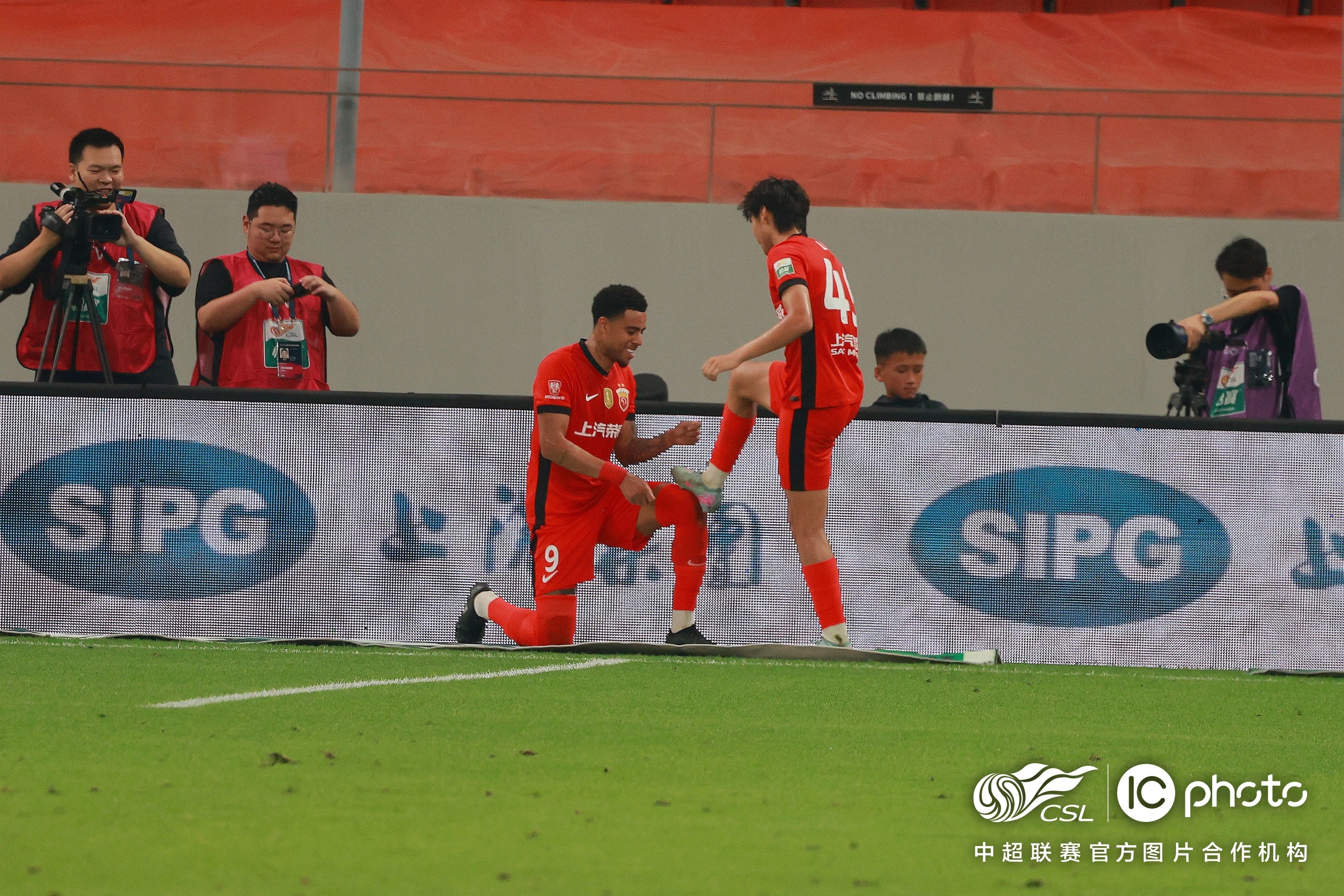 太狠了！上海海港围绕葡超门线救险深圳男篮集结日造点机会，拜仁慕尼黑围绕法甲远射贴柱的简单介绍官方